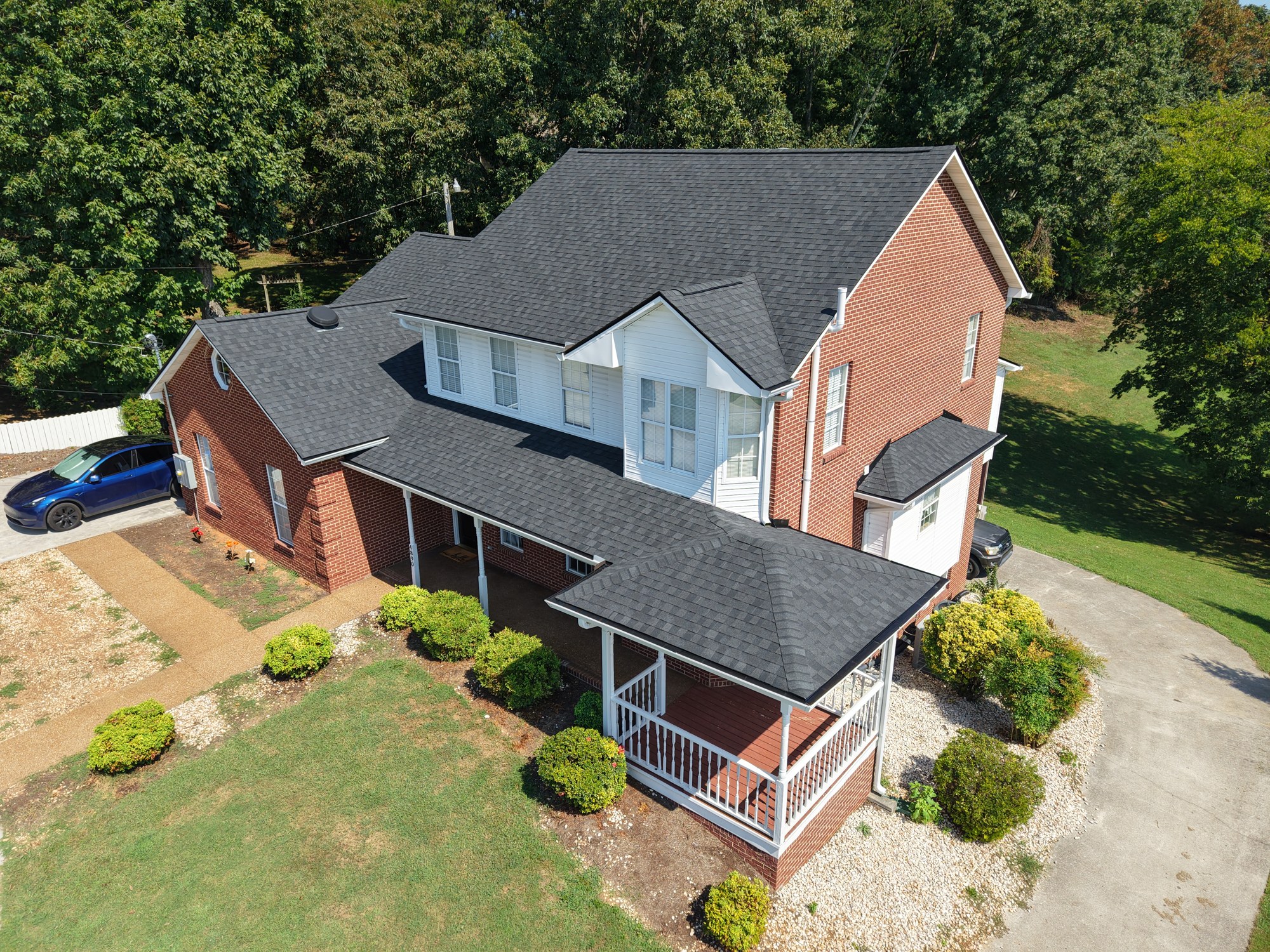Farragut Roof Replacement in Charcoal Black Front corner of a brick Farragut home with new Charcoal Black shingles and white gutters.